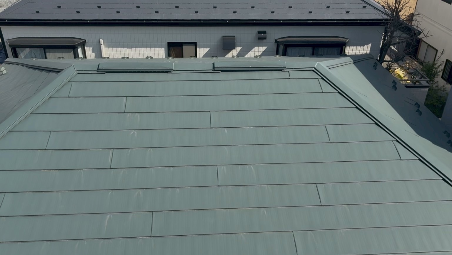 緑色のガルバリウム屋根を上から見下ろす